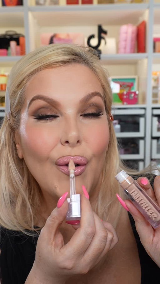 Makeup lesson: smoky eye edition.
Skin prep @caudaliefrance 
Eye palette @patricktabeauty 
Pencil @makeupbymario 
Cream eye base @byterryofficial 
Foundation @armanibeauty 
Blush @anastasiabeverlyhills 
Loose powder, lipgloss and blush palette @hudabeauty 
Lashes @modelrockcosmetics 
Mascara @tartecosmetics  #makeup #smokyeye #makeuplesson
