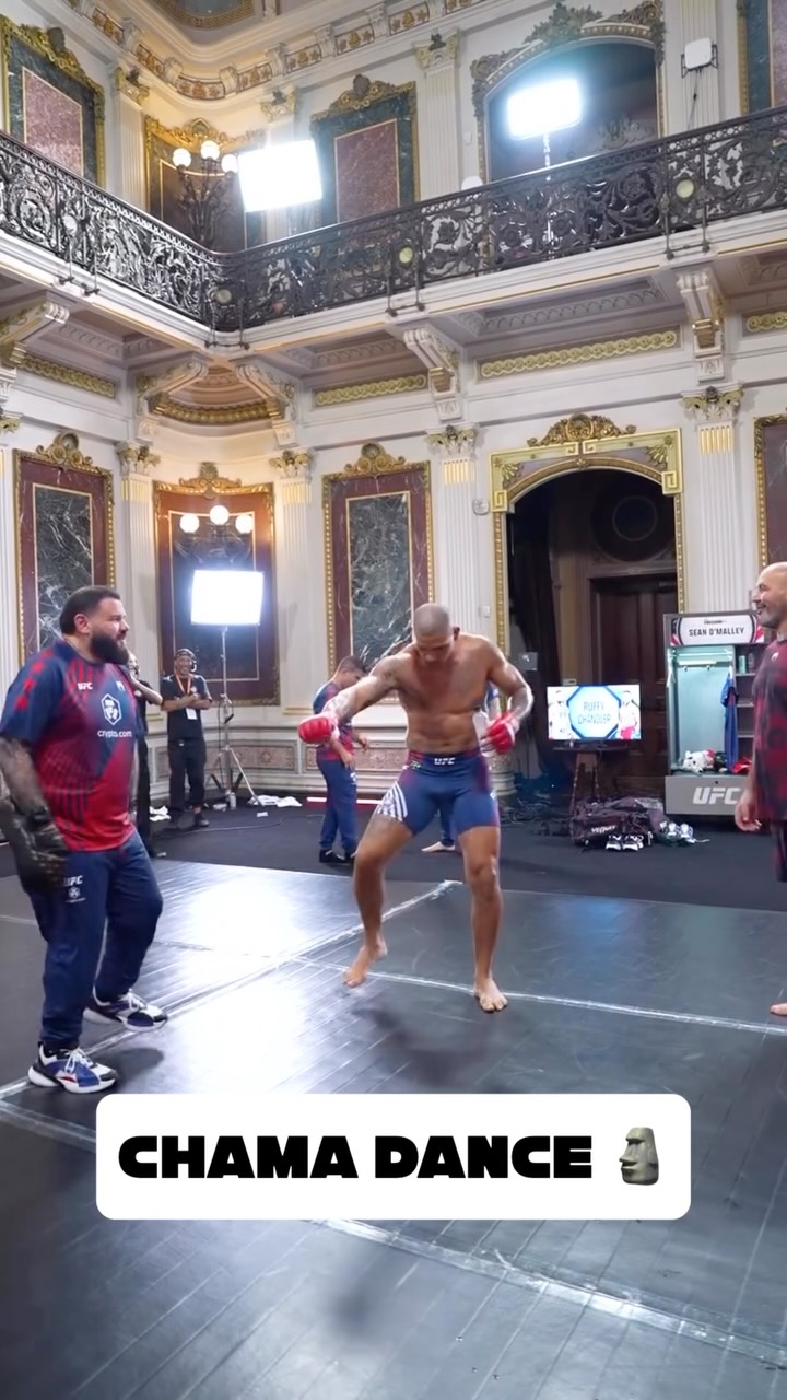 Alex Pereira appeared cool, calm, and collected ahead of his showdown with Ciryl Gane 👀

Nothing but positive energy in the locker room 🗿

( via @UFC )