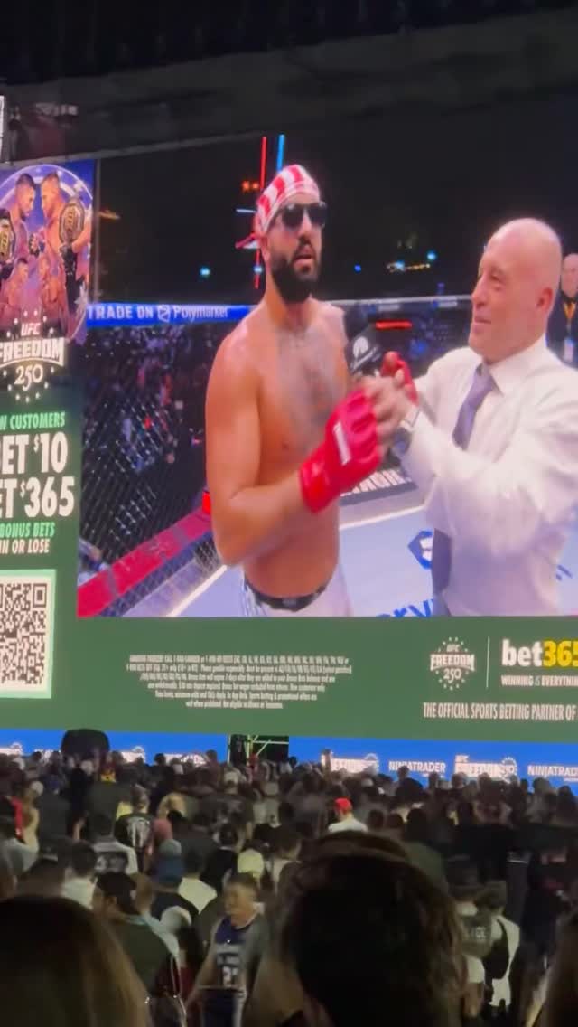 Josh Hokit ends his post-fight speech saying Michelle Obama is a man 🫪 #UFCWhiteHouse

(Via @helenyeesports)