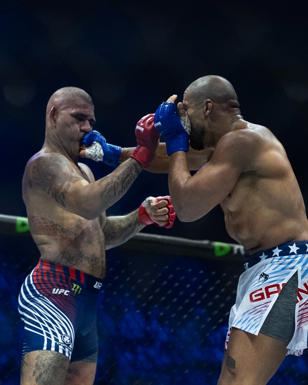 🤩 Ciryl Gane choque le monde entier à l'#UFCWhiteHouse !
Il s'est imposé par TKO au deuxième round face à Alex Pereira

Les combats pour le titre sont présentés par @cryptocomofficial