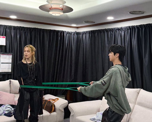 Jin's stretching 💪