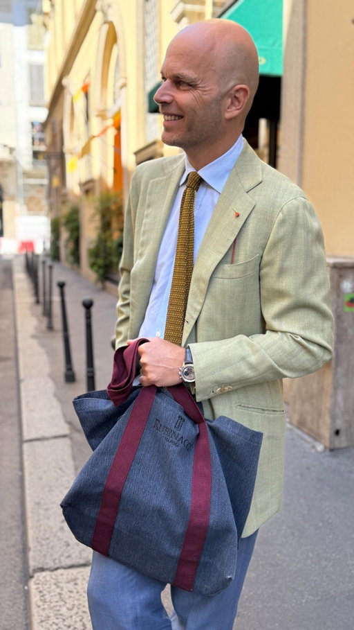 Spesso la mattina parto da un solo capo: una giacca, una cravatta, un paio di scarpe. Da lì costruisco tutto il resto

@rubinacci_official The Art of Tailoring 🪡