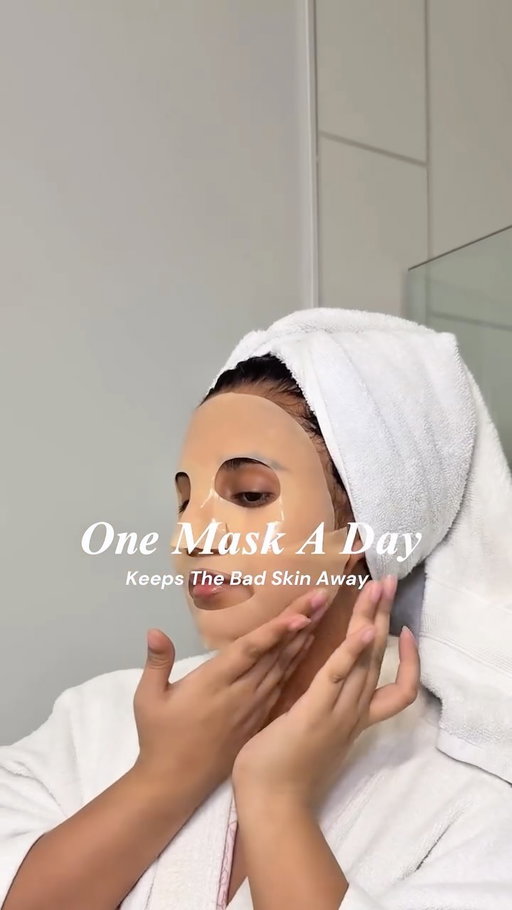 Selfcare Therapy 🧖🏽‍♀️✨

Been loving products from @peaceoutskincare lately 🙌🧴

#skincare #collagenmask #skincareroutine