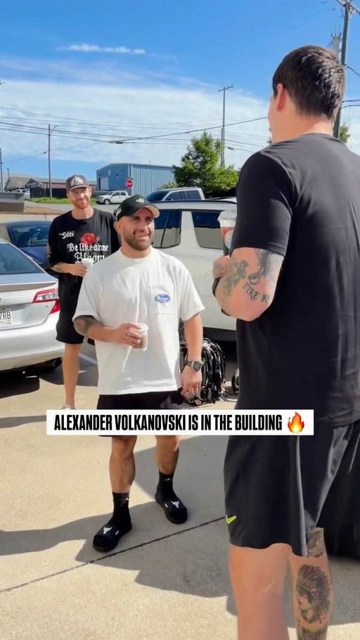 Alexander Volkanovski has the boys fired up this Monday morning

Huge interview loading…