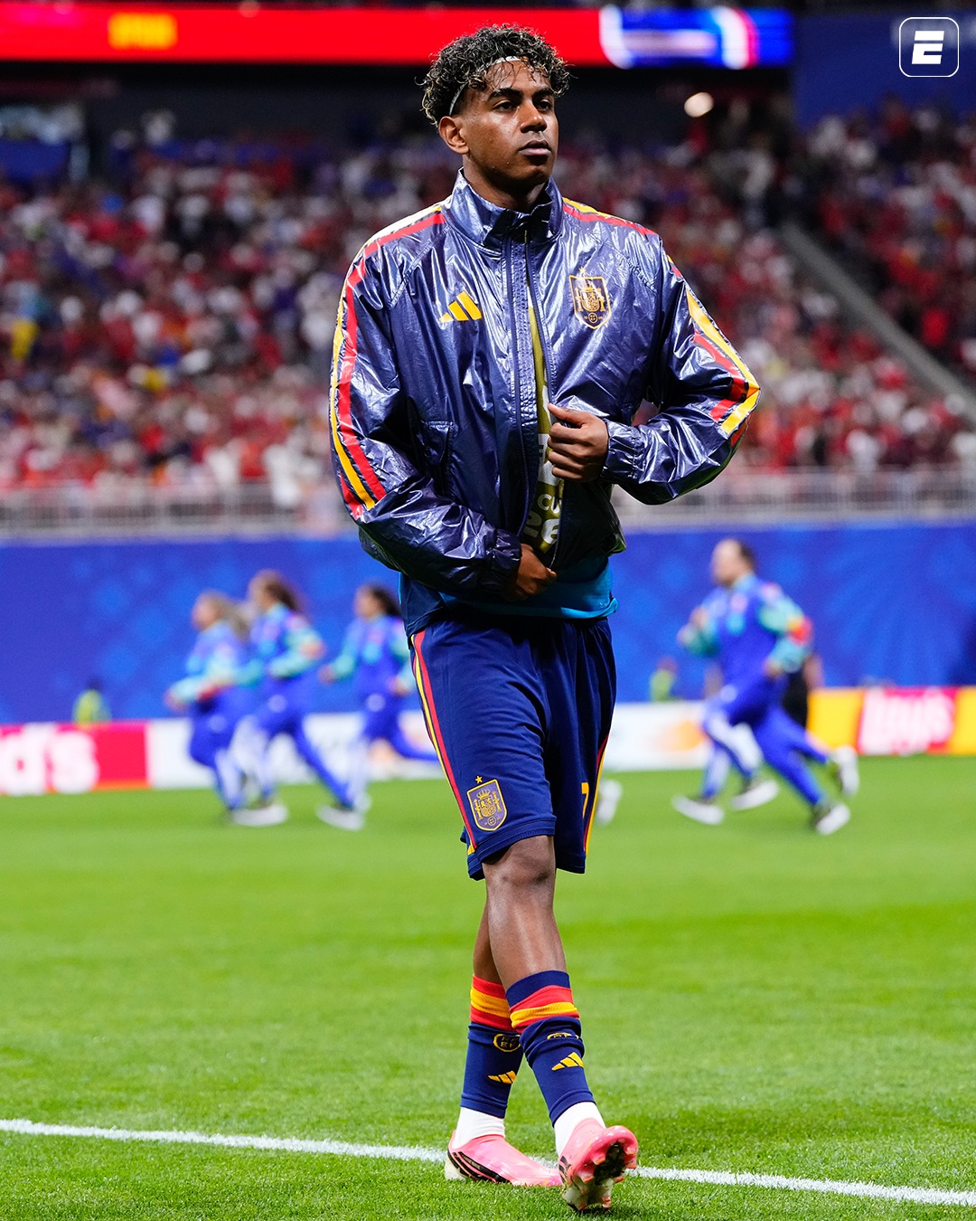 AQUELA PALAVRA DE QUATRO LETRAS????? 😲🧥🇪🇸 Dá uma olhada no casaco que os jogadores da seleção espanhola entraram em campo nesta segunda-feira, na estreia da Copa do Mundo, contra Cabo Verde! Ficou estiloso o Lamine Yamal, fã de esporte? 

👉 Assista Espanha x Cabo Verde, AGORA, com transmissão ao vivo pela CazéTV, no #DisneyPlus, sem custo adicional.

#ESPN2026 #Espanha #CopadoMundo