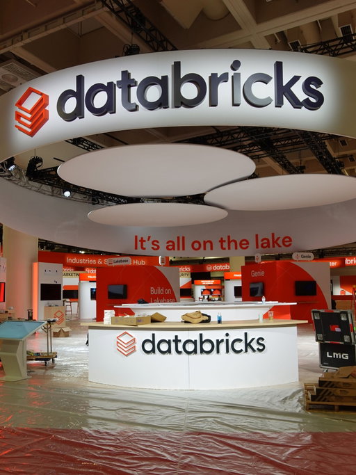 Behind the scenes at #DataAISummit, as our partner ecosystem comes together for attendees at the Expo! 🏗️