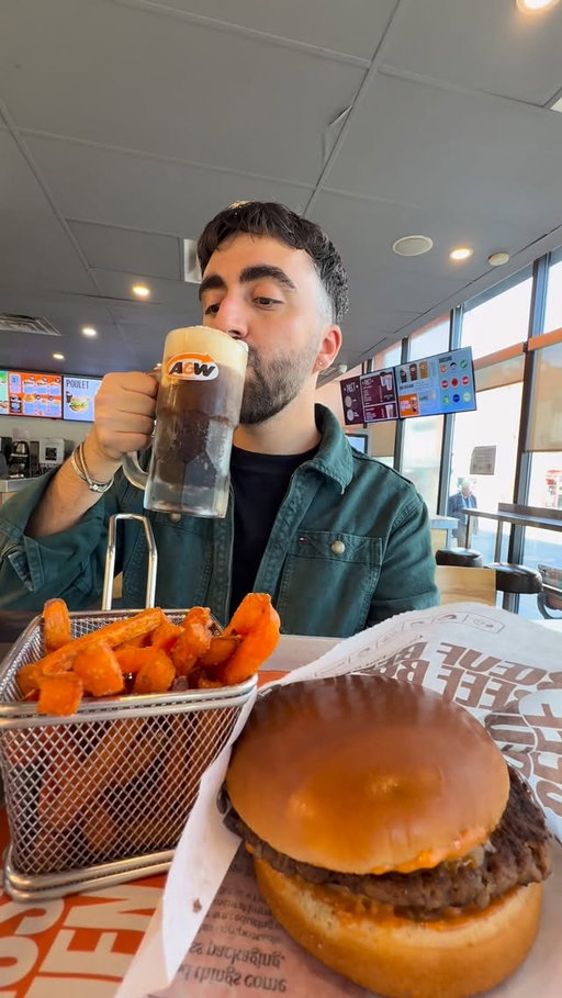 J’ai ENFIN goûté le Flotteur à la Root Beer chez A&W 😅🍦

Mes amis m’en parlaient comme LE classique des étés au Québec…  Forcément, j’ai dû aller tester ça avec eux... et maintenant je comprends la hype 😌☀️
