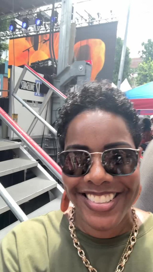 @odundefestival was one for the books! I had an AMAZING time hosting the LIVE broadcast @onwurd with @groovecitylady…HOWEVER - my day was MADE when I got the chance to see @officialbellbivdevoe up close and personal! AWESOME set and even though I didn’t make it on stage to dance during Poison, @bigrondevoe did hold the mic for me to sing part of ‘When Will I See You Smile Again’ - and you’re just gonna have to take my word for it because @theevdiva was sleeping on the job! 🤣😫🤣😫
.
Such a fun time with family & friends doing what I love, God is Good…🙏🏾
