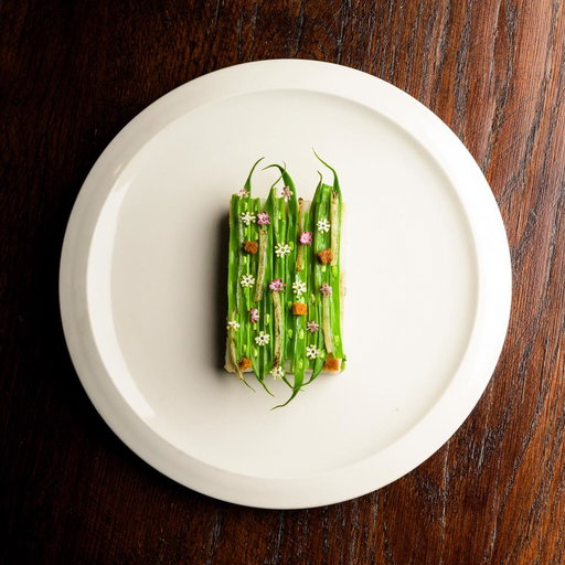 Silure de Loire confit / Haricot verts de la Chapelle sur Erdre / Sureaux des bords de l Erdre 

📸 @paul.stefanaggi 

#lemanoirdelarégate #maisonpérou #cuisine #gastronomie #restaurant #nantes #naoned #michelinguide #michelinstar #gaultetmillau #laliste1000 #thebestchefawards