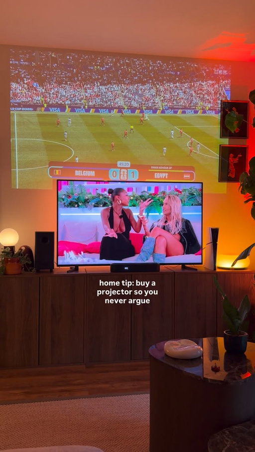 the secret to a happy relationship >> 

projector from @gear4music and @av.com.uk 

#coupleshome #homedecor #midcenturymodern #apartmentdecor #boygirlhome