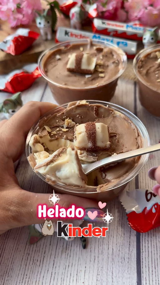 🌸HELADO KINDER🍦
⁣
🌸 Este es uno de mis helados favoritos, es súper sencillo y queda súper cremoso. Además no necesita mucho más que mezclar ingredientes y listo 😍. Puedes usar mi receta de crema kinder o utilizar una comprada. Por cierto, sentiros libres de añadir cualquier tipo existente de kinder a la mezcla 🤣

💖INGREDIENTES (3 tarrinas grandes) 
➖ 6 barritas kinder chocolate 
➖ 280 ml de nata 
➖ 80 gr de crema kinder (en el perfil tienes mi receta si quieres hacerla casera)
➖ 30 gr de leche en polvo
➖ 1 barrita de kinder bueno opcional 

🌸 Derrite las barritas de kinder y cubre los moldes. Deja en la nevera para que endurezca mientras preparas el helado
🌸 Mezcla los ingredientes y rellena las tarrinas
🌸 deja en el congelador 3 horas y cubre con el kinder chocolate que te haya sobrado

⁣ . #recetasburpee_vet  #postres #recetas