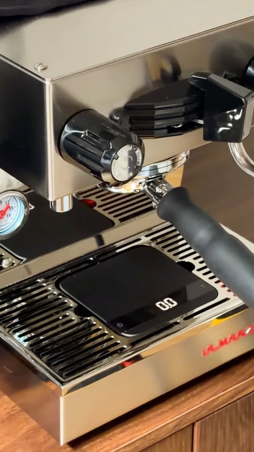 Ad/Anzeige: In my opinion, this is the ultimate setup for the Micra - not only from an aesthetic perspective but also in terms of functionality. @notostudio.de thank you for creating such a beautiful piece of craftsmanship 🫳🏼
•
•
•
#homebarista #coffee #lineamicra #lamarzocco #coffeecorner