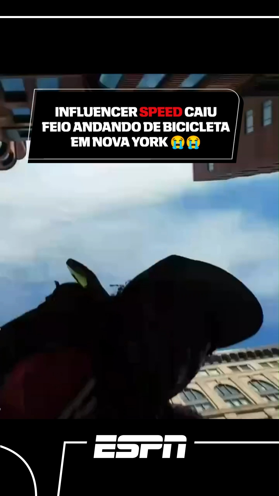 Vestindo a camisa do New York Knicks após o histórico título da NBA, Darren Jason Watkins Jr., mais conhecido como IShowSpeed, estava andando de bicicleta tranquilamente em Nova York. Até tomar um tombaço e precisar até de ajuda para se levantar.

🎥 @sportscenter via @ishowspeed

#ViralESPN #Viral #Knicks #Speed