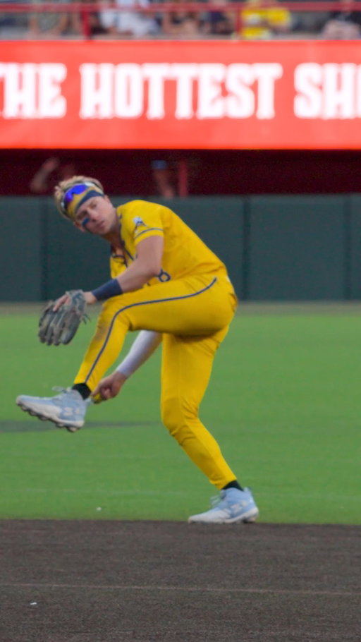 The Great 8 turned this web gem into a double trick play with Ziggy💎

#bananaball #savannahbananas #baseballplayer #infield #mlbbaseball