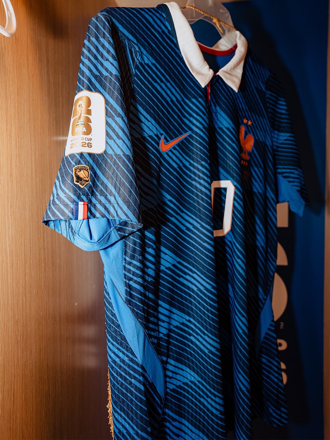 𝑮𝑶𝑳𝑫𝑬𝑵 𝑩𝑶𝑶𝑻 𝑷𝑨𝑻𝑪𝑯 ✨ 

Another day another new patch. Mbappe will be wearing the “Golden Boot” patch in today’s game celebrating his golden boot win at the 2022 World Cup.

Harry Kane should also be wearing this patch thanks to his win in 2018.