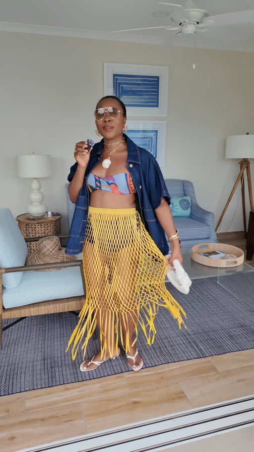What I wore today in  Grenada 🇬🇩 

@hermes scarf
@kaicollective skirt 
@shopkhoi earrings 
@revolve necklace 
Linked rest to my profile 

#titispassiontravels #vacationfashion vacation outfit idea