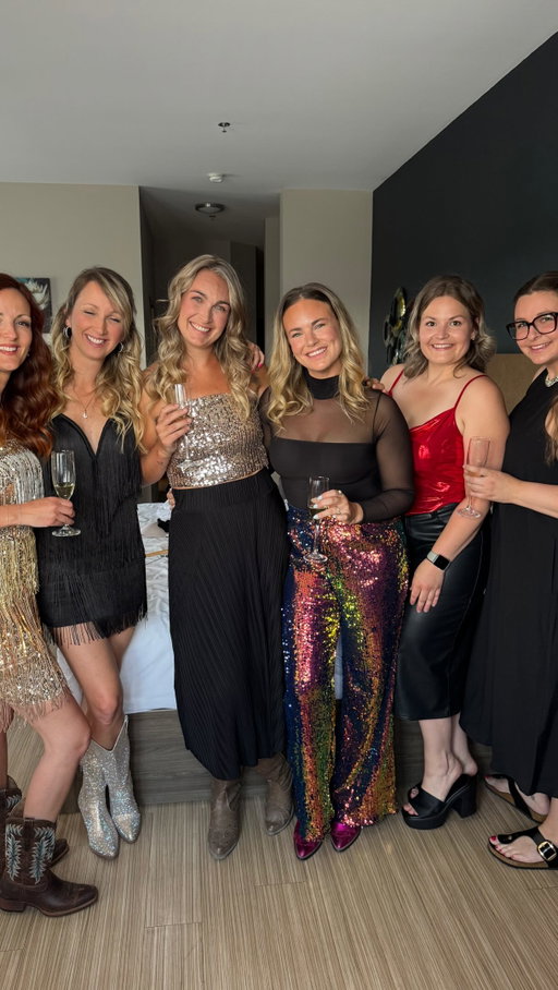 La dernière des sœurs @alexandrafortin_ à célébrer ses 30 ans… et en prime, une demande (ou plutôt une organisation 😅💍😂) en mariage!

Une journée parfaite du début à la fin : des fous rires, quelques larmes (de joie, full full! 🥹❤️) et tellement de beaux souvenirs.

Next stop : le bachelorette? 👰✨🥂