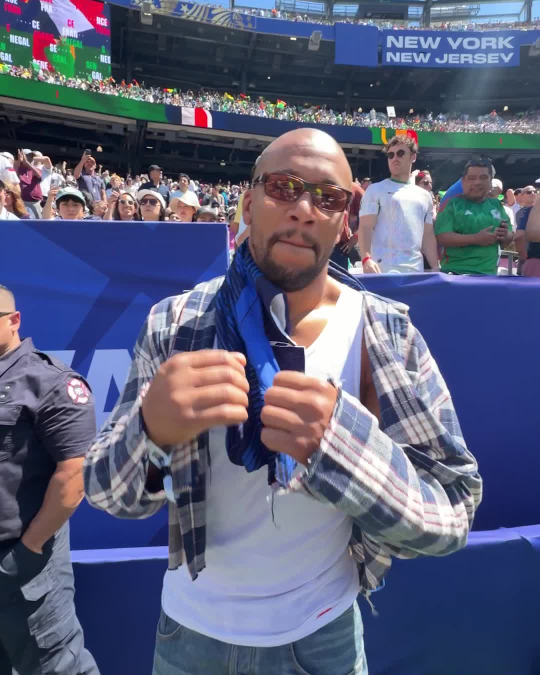🇫🇷 La France a la cote aux USA !
Le champion Ciryl Gane était à la coupe du monde pour soutenir l’équipe de France lors de leur victoire contre le Sénégal