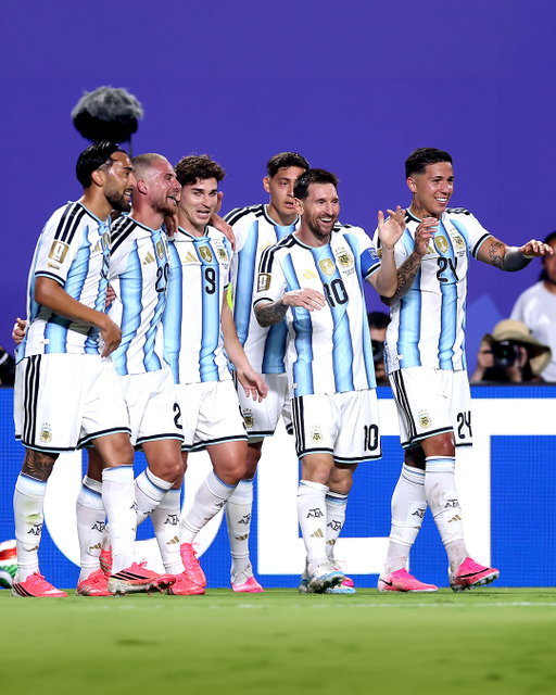 🏆 #FIFAWorldCup

⚽ #Argentina 🇦🇷 3 🆚 #Argelia 🇩🇿 0

3️⃣ Tres de la leyenda. Sí, tres de @leomessi que sigue sembrando récords 🐐

¡Dale que esto sigue! 🤟

#TodosJuntos