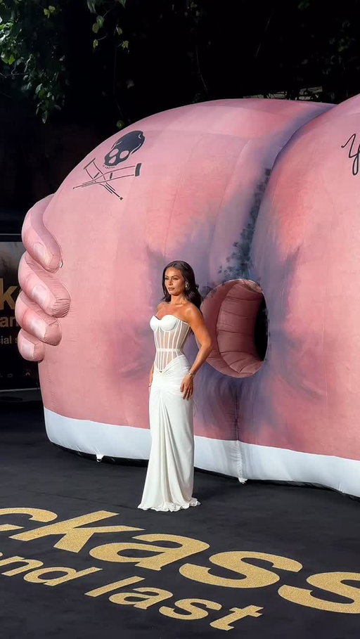 One guess what’s behind me…wrong answers only

@jackass UK Premiere 🎥
