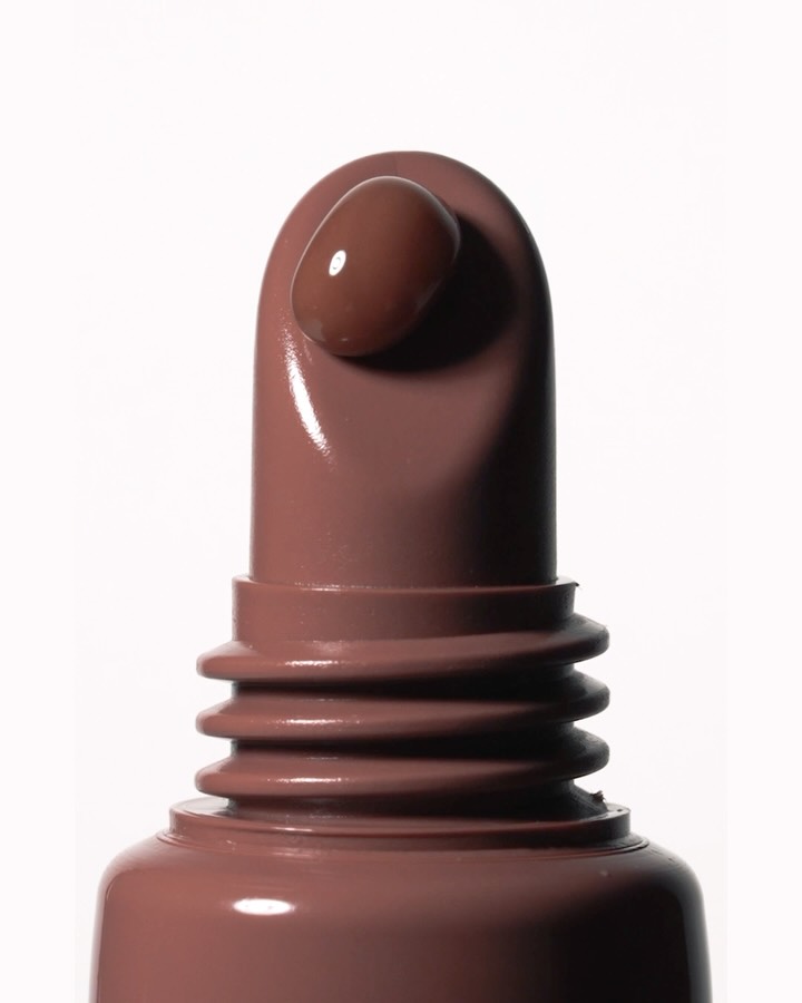 melty macadamia 🥥​
​
macadamia butter smells like crushed macadamia nuts sprinkled on creamy vanilla custard. peptide and shea butter replenish lips with hydration while vitamin e helps protect against seasonal stressors like heat, wind, and salt water. swipe it on for pillowy-soft lips with a wash of warm caramel brown. ​
​
limited edition + only on rhodeskin.com ✨