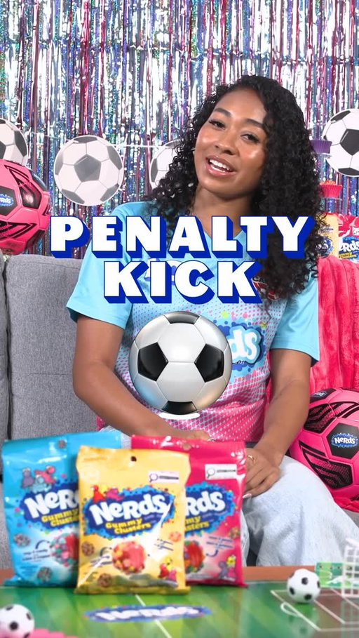 Snack sized plays.
Big‑time kicks.
Gummy Clusters find the sweet spot. ⚽️ 

Jeux mini.
Gros tirs.
Gummy Clusters trouvent le sweet spot. ⚽️