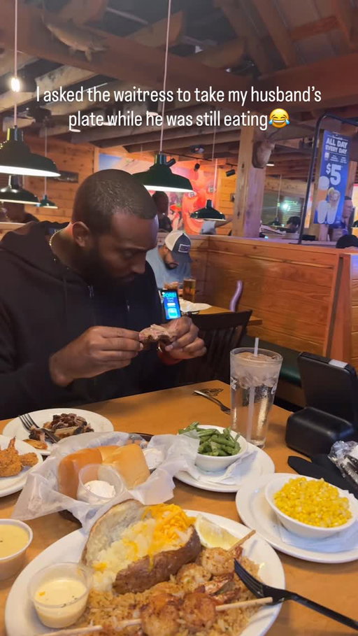 He was going to work on the ribs😂😂😂 @texasroadhouse @nick_washington12