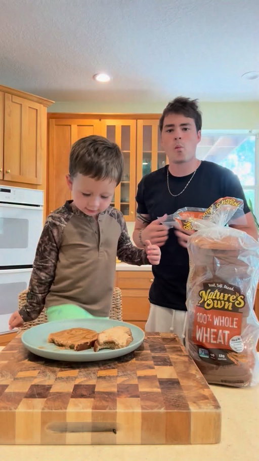 my favorite pre workout snack 🥜🍞🍯

@naturesownbread ‘s new simpler recipe has the same great taste and now it’s non-GMO verified. #NaturesOwnPartner #ad #GetBreaducated