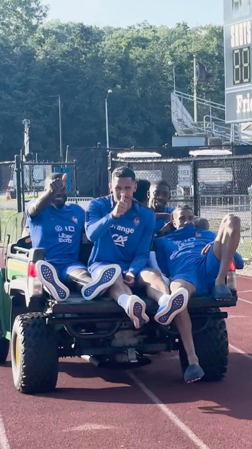 Tout le monde à bord ! 🤣💙

End of training. All aboard 🚜😅