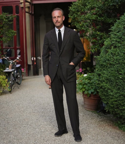 There’s just something incredibly satisfying with a heavy, breathable summer suit. Here made up in a dark chocolate and black 6-ply Glencheck from the VBC/Drapers Ascot bunch through @cavour.co Made to Measure service. Worn here with a MTM lyocell shirt from @shirtonomy, a black knit tie and black suede Belgians during the @plazauomo Cocktail on Tuesday.