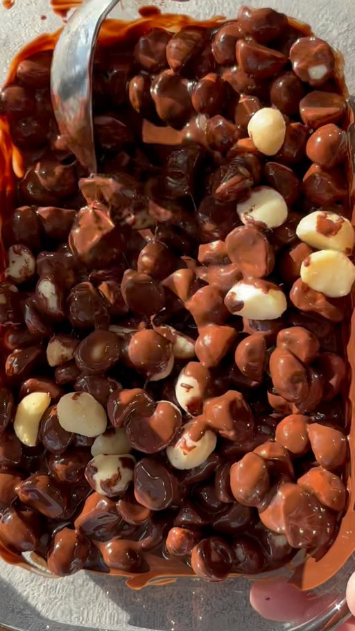 Chocolate-Coated @ausmacadamias 🧡

A simple winter treat made for cozy moments, small indulgences and that little bit of comfort we all crave this season.

Enjoy winter with @ausmacadamias — they bring warmth, flavour and crunch to winter moments, making every bite feel like a small celebration.

2 cups @ausmacadamias 
100g melted chocolate
4-5 tbsp cacao powder

Method:
Melt the chocolate, pour over macadamias and toss to coat. Add cacao powder, then shake until evenly covered and beautifully chocolatey.

That’s it — crunchy, rich and completely moreish.

Macadamias = One happier winter 💛
.
.
#ausmacadamias #australianmacadamias #healthysnacks #chocolate #easyrecipes