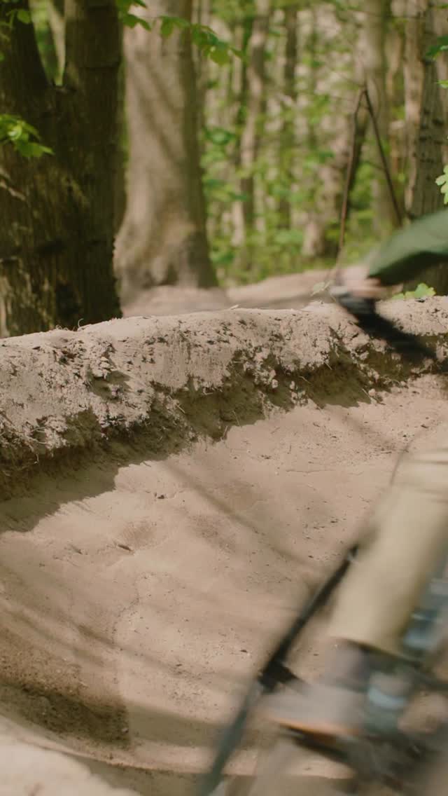 It’s here! My signature Ariel 80 Pro and it’s… blue? Limited edition run of these beauties! Use code JONO at @saracenbikes 🙌 🎥: @nicoturnervideos #mtb #saracen