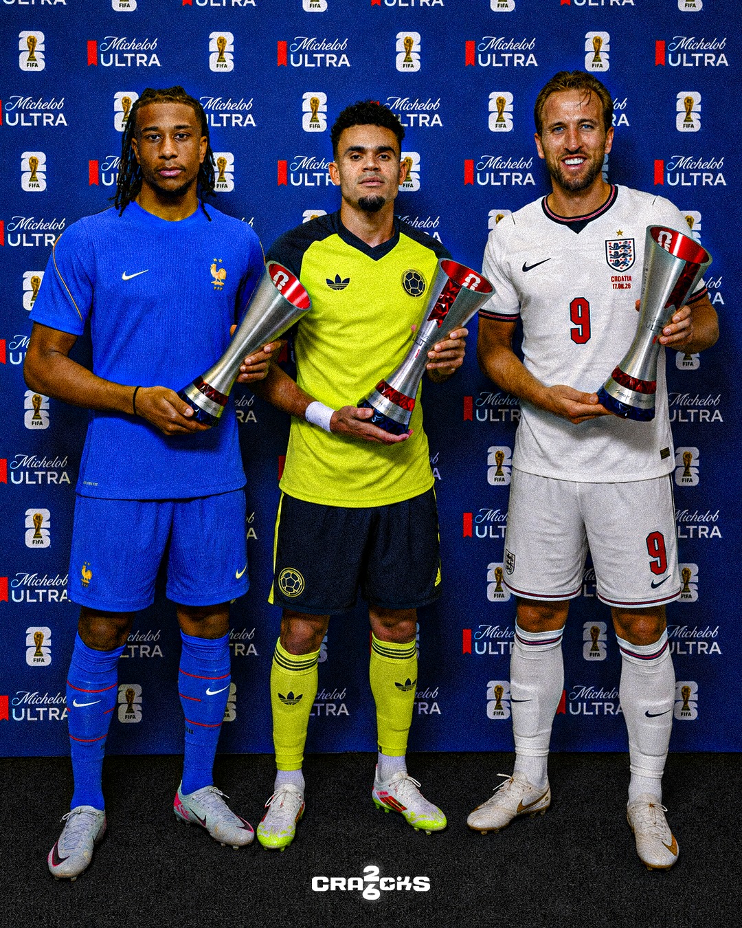 🔥 EL TRIDENTE DEL BAYERN, ON FIRE.

🏆 Luis Díaz, Michael Olise y Harry Kane fueron elegidos MVP en sus debuts mundialistas.

🇨🇴 Lucho brilló con Colombia: gol, asistencia y victoria.
🇫🇷 Olise fue clave para Francia.
🏴󠁧󠁢󠁥󠁮󠁧󠁿 Kane apareció con doblete para Inglaterra.