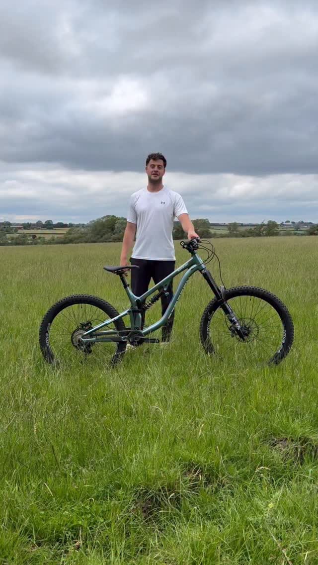 Limited edition @saracenbikes Ariel 80 has arrived! So stoked with how this colour turned out. What a bike 🙌 Discount code in Bio #mtb