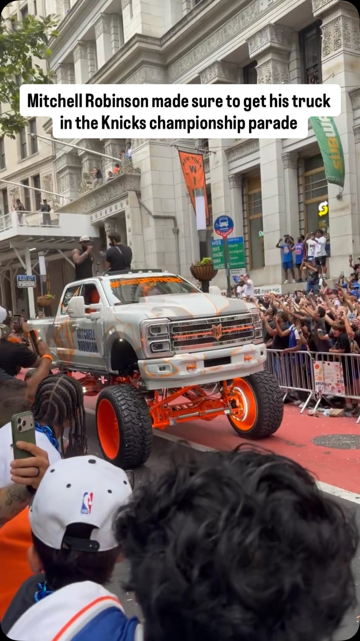 Mitchell Robinson is winning the Knicks championship parade