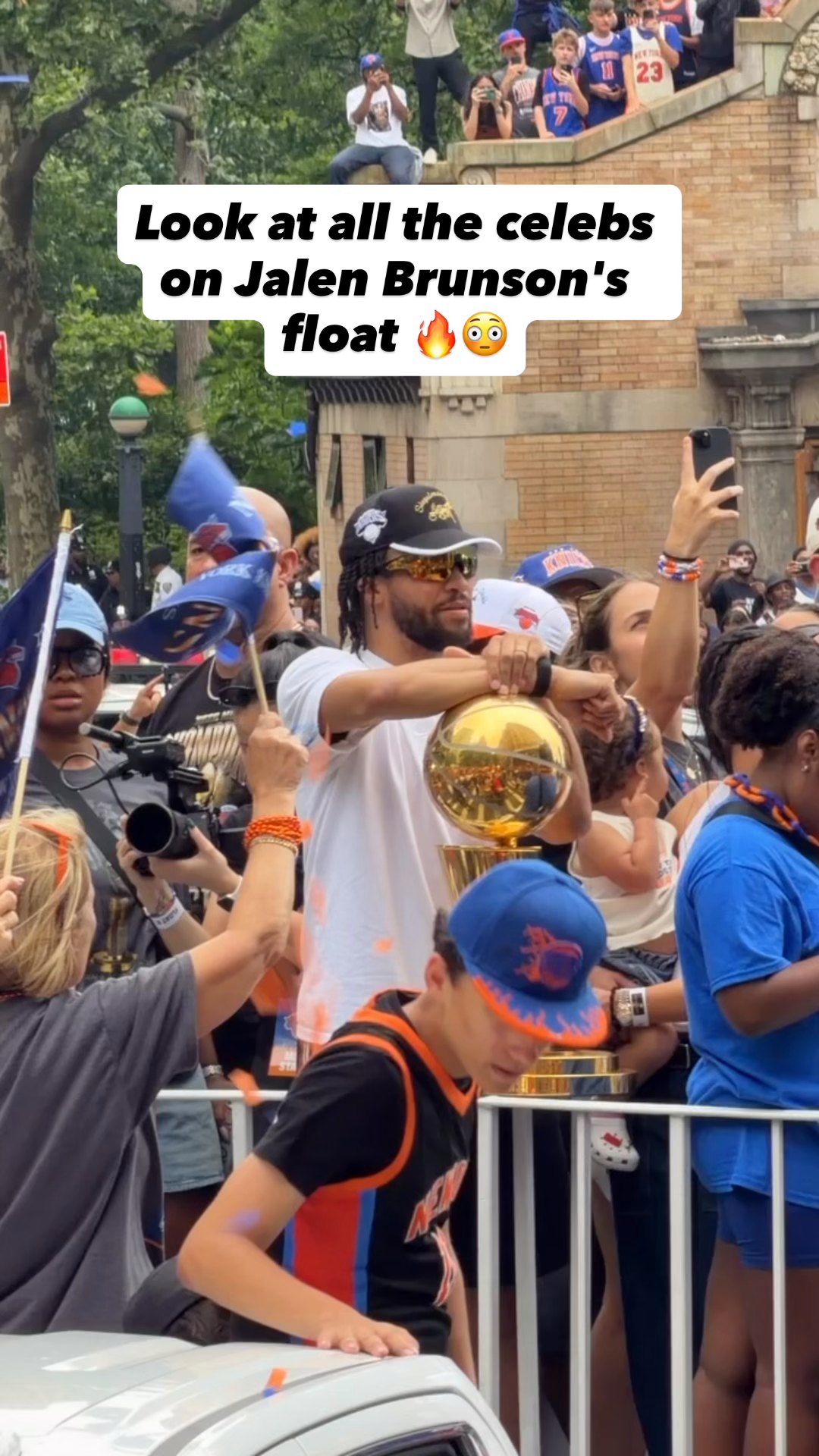 Jalen Brunson rolled through the parade with Mariska Hargitay, Tracy Morgan and Spike Lee 🙌 (via @omar)