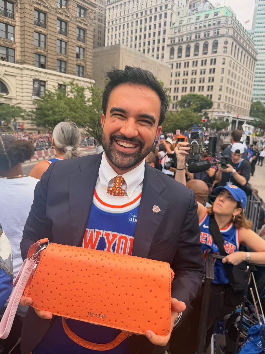 ZOHRAN HAS MADE CONTACT with @jordynwoods's LUCKY BAG 🧡💙 One must assume this is great news for the city....

Photo: Courtesy of Jordyn Woods at the Knicks Championship Parade