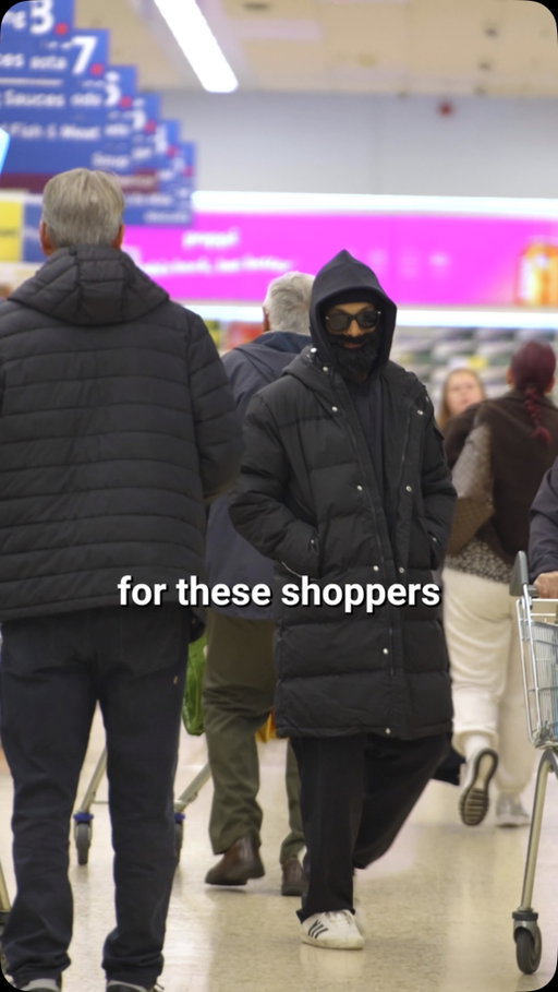 Tesco shoppers were given the golden opportunity to watch the big game with England legend Theo Walcott and Miniminter! They just needed to find him first! @walkers_crisps #nowalkersnogame