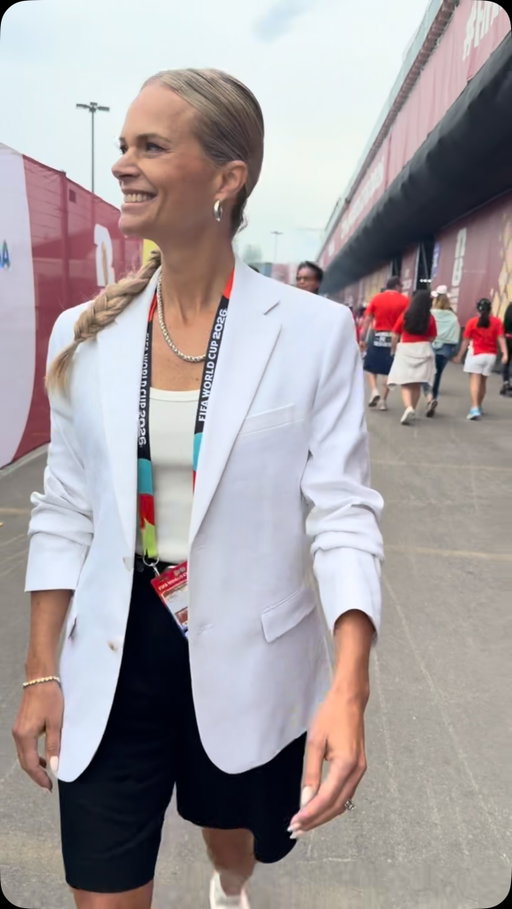 Back at #torontostadium loving my @rw_co fit…despite the grey weather, I’ve never felt better! This team is crushing it💥

Makeup @jeniaoconnor.makeup 
Hair @hairbyrana 
Styling @kersiebaby