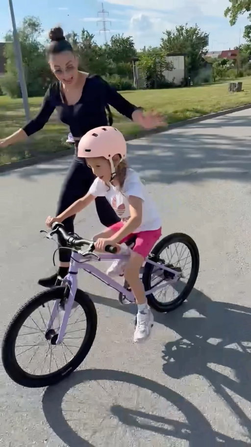 Musím si to sem odložit, Ruminka se včera naučila jezdit na kole🥳 A já jsem na ni moc pyšná na začátku to chtěla vzdát nevypadalo to vůbec nadějně a za dalších 20 minut jezdila 😍 Těším se až budeme jezdit spolu. 🚴🏽‍♀️🩷