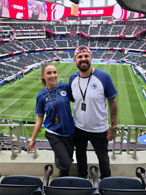 Na stadionu smo i spremni za početak! 🇧🇦🐉

Andrea i ja danas navijamo za Zmajeve. Neka srce bude veće od svega ostalog. ❤️

Sretno Bosno i Hercegovino! 🇧🇦🔥

#fifa2026 #FIFAWorldCup2026 #bosnaihercegovına