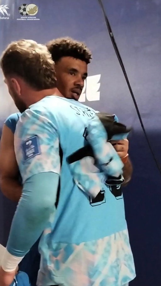 Skipper Ronwen Williams exchanges jerseys with Czech goalkeeper Jindrich Stanek after the match. Its the beautiful game bafethu. 🇿🇦🔥

#Fifaworldcup
#BafanaPride 
#BafanaBafana