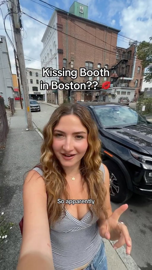 A Kissing Booth in Boston??? 💋

#boston #explorepage✨ #kissingbooth