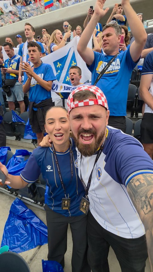 Poljem se širi miris ljiljana
Miriše cvijeće kô moja dragana
A male laste s juga dolaze
Kô da mi ljubav tvoju donose

U ovom gradu ja nemam nikoga
Umrijeću dušo ako si njegova
Neka te prate stotine tambura
Umrijeću dušo na tvojim rukama

Kakave emocijeeeeee 🇧🇦🇧🇦🇧🇦🇧🇦🇧🇦🇧🇦

Idemo ZMAJEVIIIII 🔥🔥🔥🔥🔥🔥