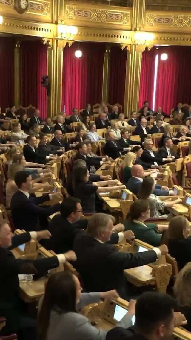 Norway’s parliament started doing the row to support their national team 😭❤️🇳🇴 (via @stortinget)