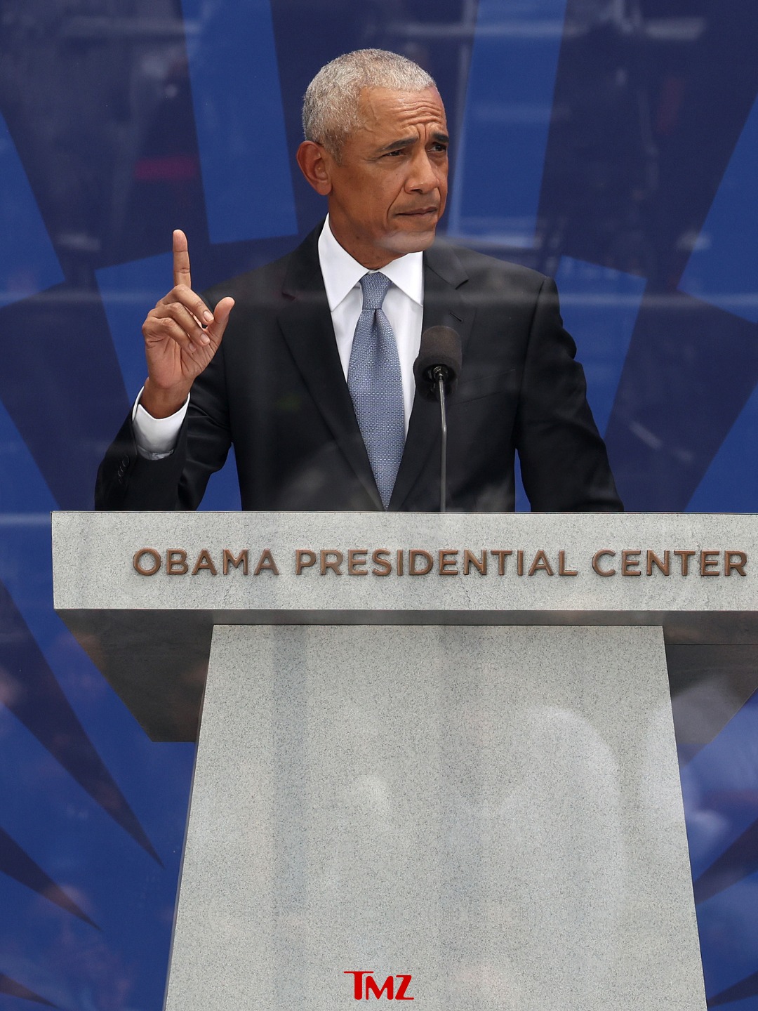 Former President Barack Obama was joined his family and former Presidents Biden, Clinton, and Bush during the dedication ceremony for the opening of the Barack Obama Presidential Center in Chicago. 

The event also included a concert featuring performances by Stevie Wonder, Christina Aguilera, Bruce Springsteen, Bono John Legend, and more 👏

📸: Getty