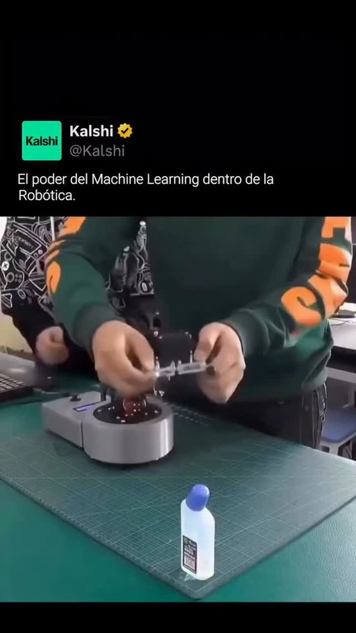 Los robots están dejando atrás la programación tradicional. Ahora, basta con guiar el brazo robótico una sola vez para que el sistema registre la trayectoria, los ángulos y el agarre en tiempo real. Gracias al machine learning, las máquinas ya no dependen de líneas de código complejas, sino que aprenden tareas físicas por demostración directa.

#kalshi #kalshiespañol