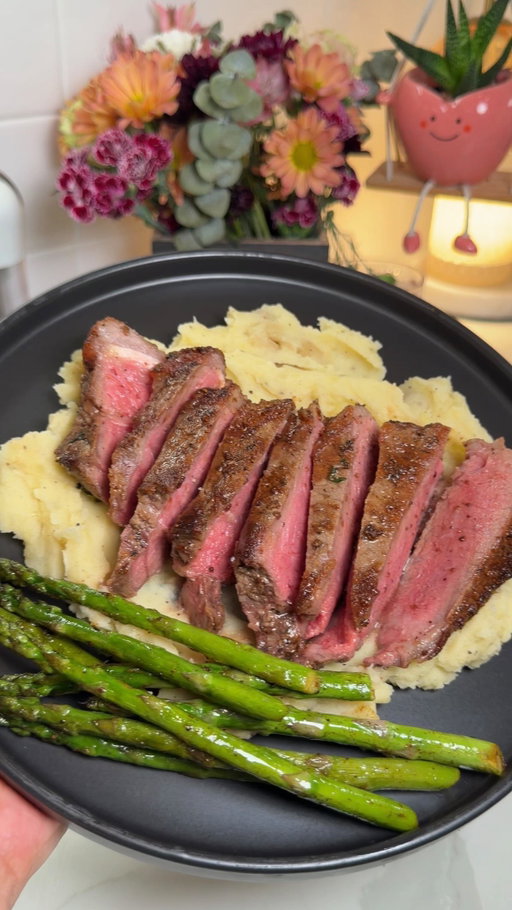 Cravings satisfied with steak night on the menu 🥩😋 comment “steak” for full recipe DM’d straight to you! 🤭 
•
•
•
•
#steak #steaknight #steaktok #steakdinner #steakandpotatoes