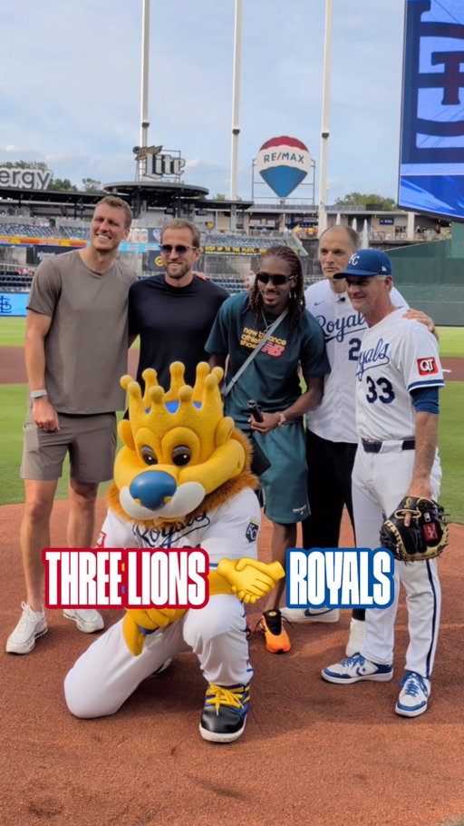 Thomas Tuchel throws tonight’s first pitch at @kcroyals! ⚾️