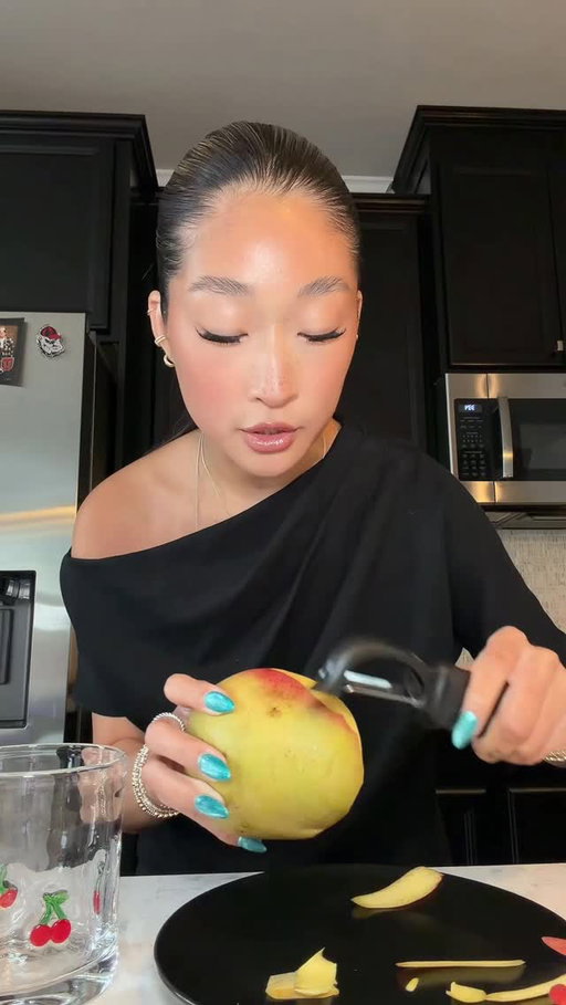 trying a mango for episode 2 of WIM #matcha #matchalatte #mangomatcha #matcharecipes